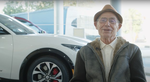 Non è mai troppo tardi: a 87 anni passa all'elettrico con Ford Mustang Mach-E